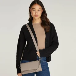 Calvin Klein Schultertaschen<CK Must Schultertasche 27 cm cinder monogram