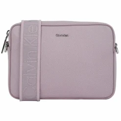 New Calvin Klein CK Must Umhängetasche 21.5 cm purple