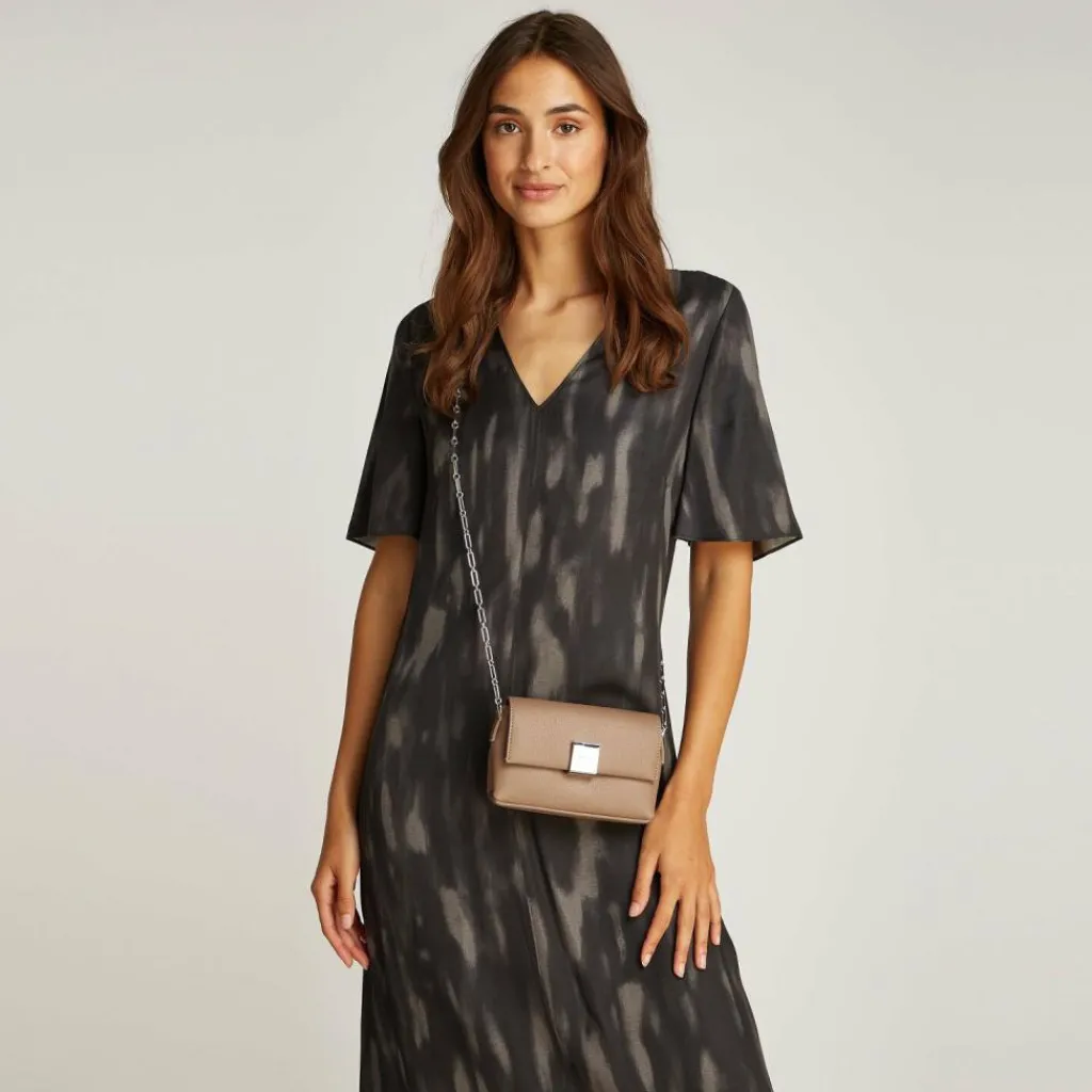 Calvin Klein CK Plaque Mini Bag Umhängetasche 17.5 cm