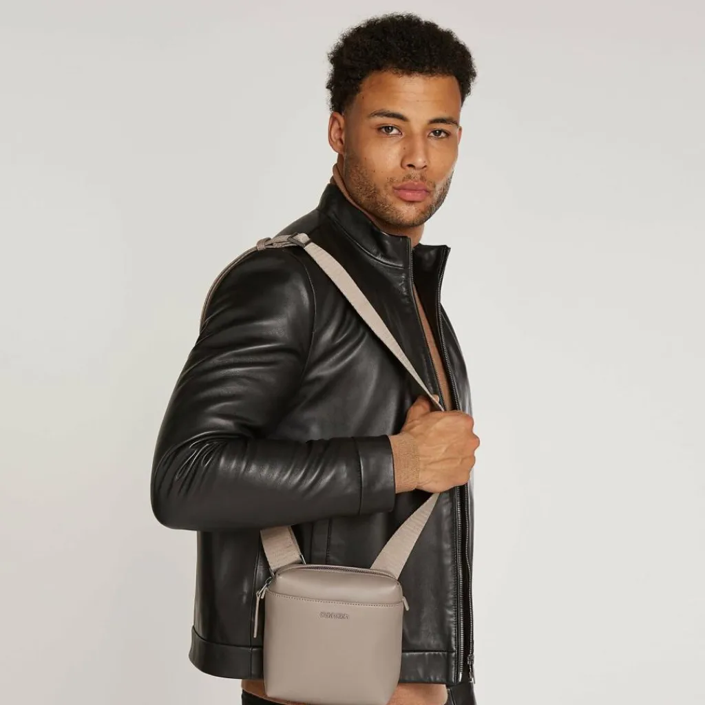 Calvin Klein Umhängetaschen<Clean Essential Umhängetasche 15.5 cm cinder