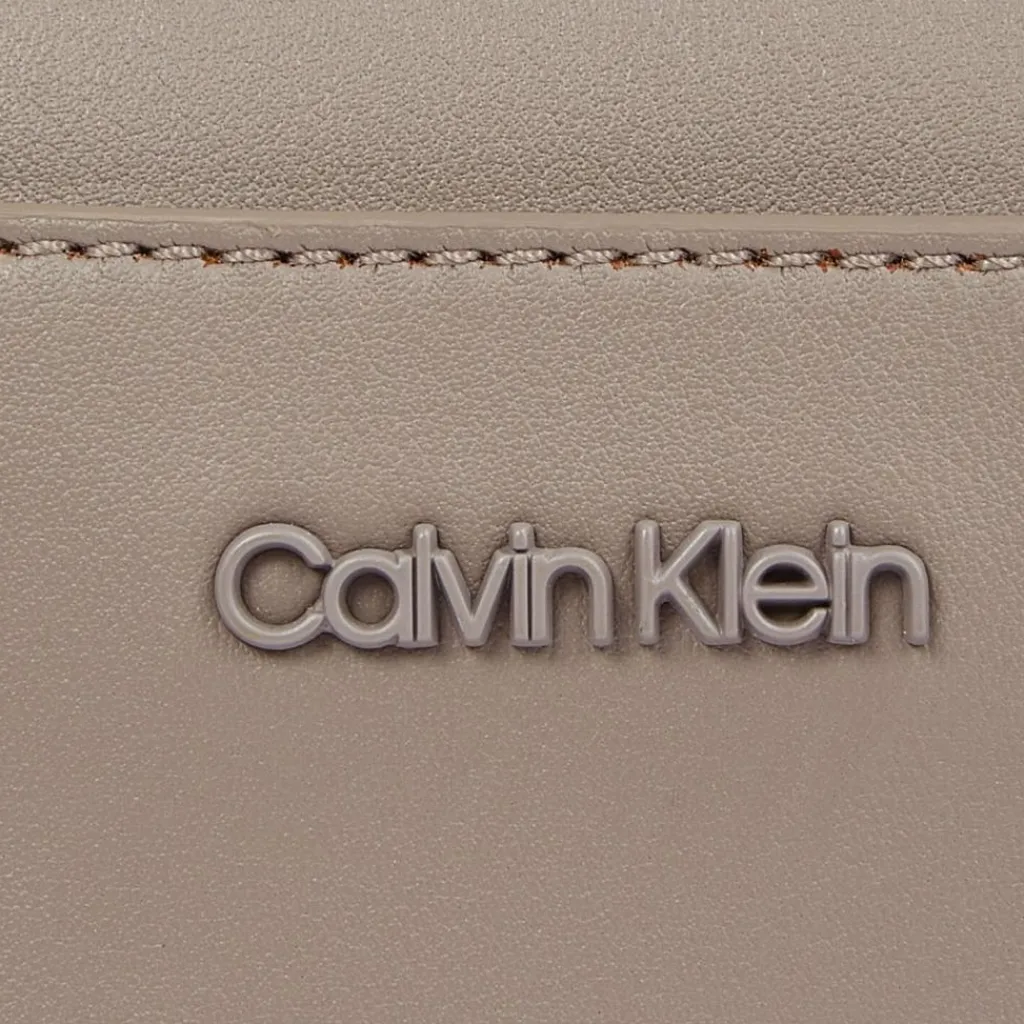 Calvin Klein Umhängetaschen<Clean Essential Umhängetasche 15.5 cm cinder