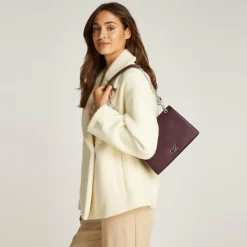 Calvin Klein Henkeltaschen|Schultertaschen<Re-Lock Schultertasche 25 cm purple