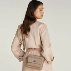 Calvin Klein Umhängetaschen<Re-Lock Umhängetasche 20 cm cinder monogram