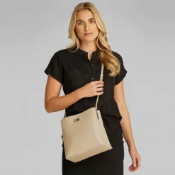 Calvin Klein Re-Lock Umhängetasche 25 cm brown