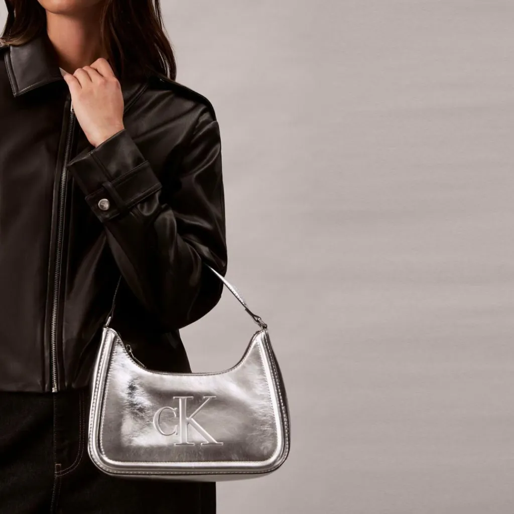 Online Calvin Klein Schultertasche 43 cm silver metallic